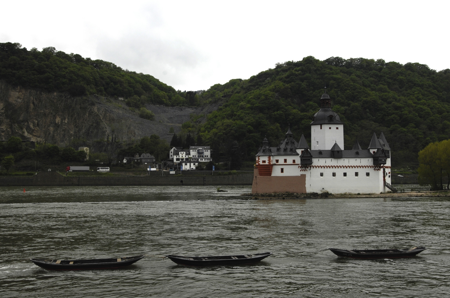 Kaub am Rhein, drei Boote vor der Pfalz
